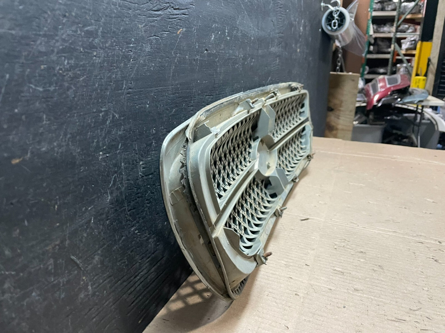 2004 to 2005 Kia Sedona Front Upper Grill Grille F3758 DG1 OEM8