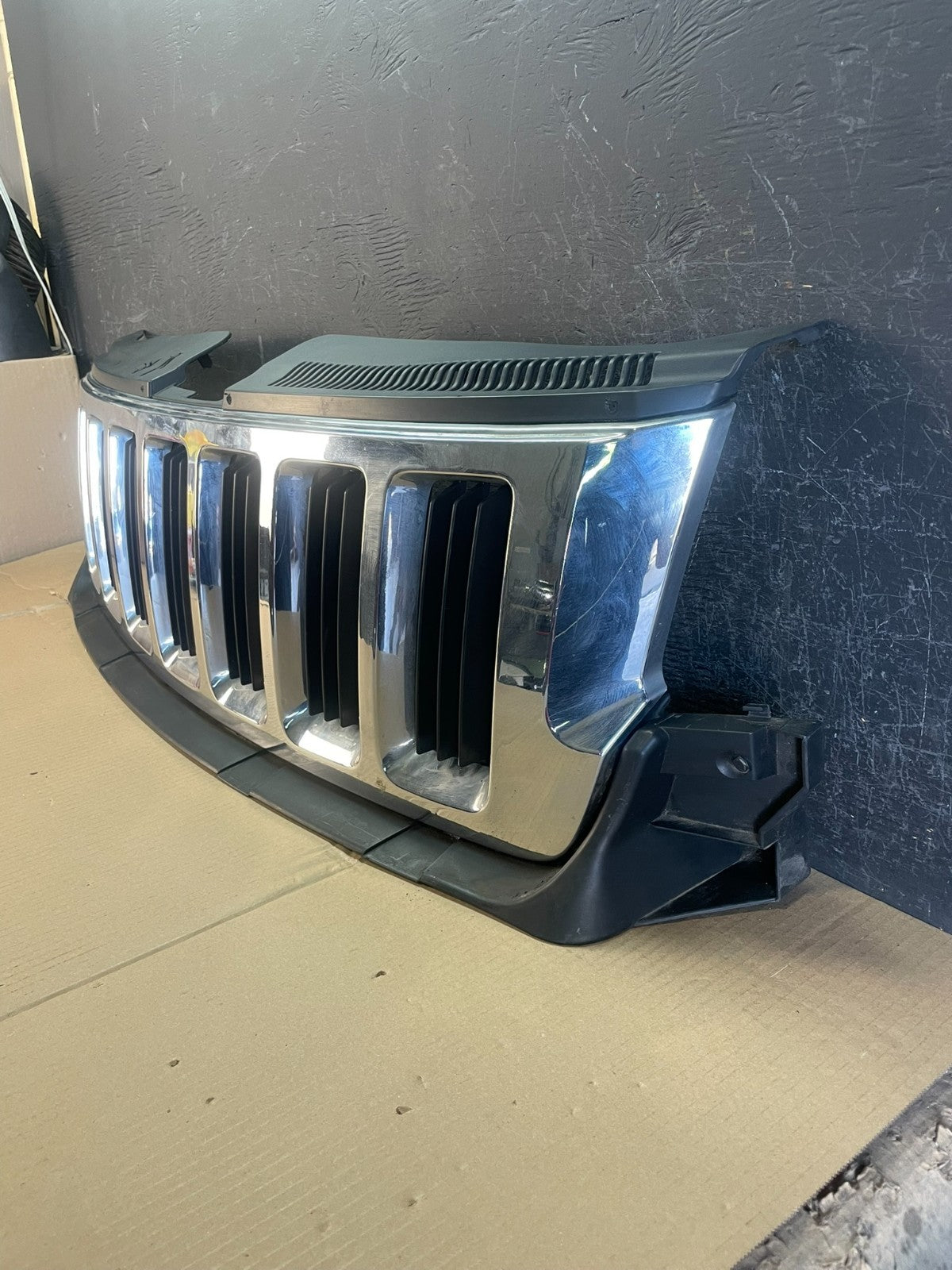 2011 to 2013 Jeep Grand Cherokee Front Upper Grill Grille AE3504 DG1