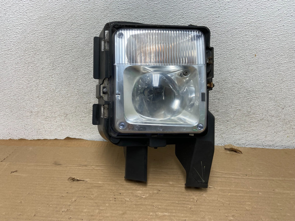2004 to 2009 Cadillac SRX Right Passenger RH Side Front Fog Light ag8233 DG0