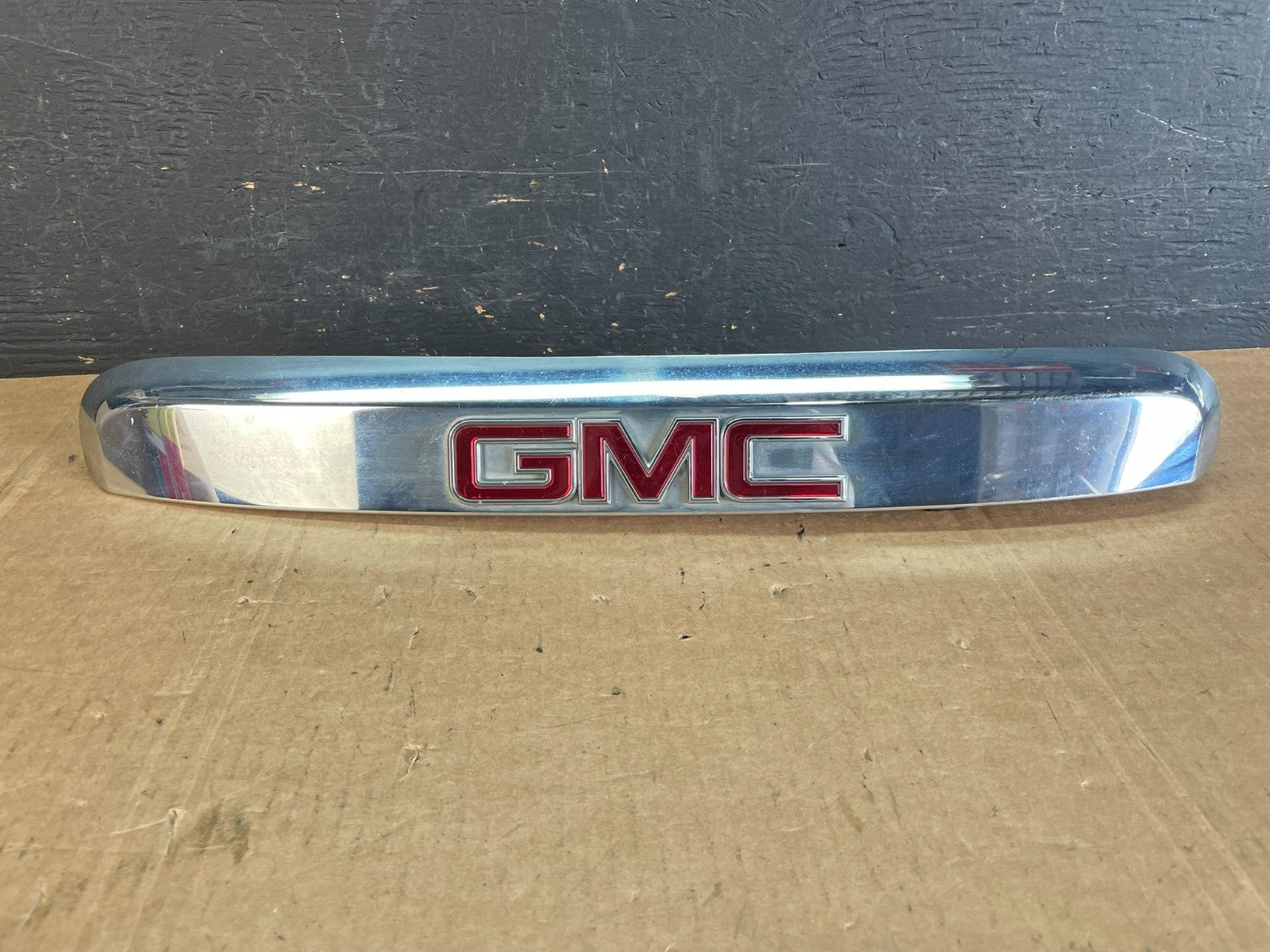 2007-2012 GMC Acadia Chrome Tailgate Rear Finish Molding Back W/Camera AE8412 DW0