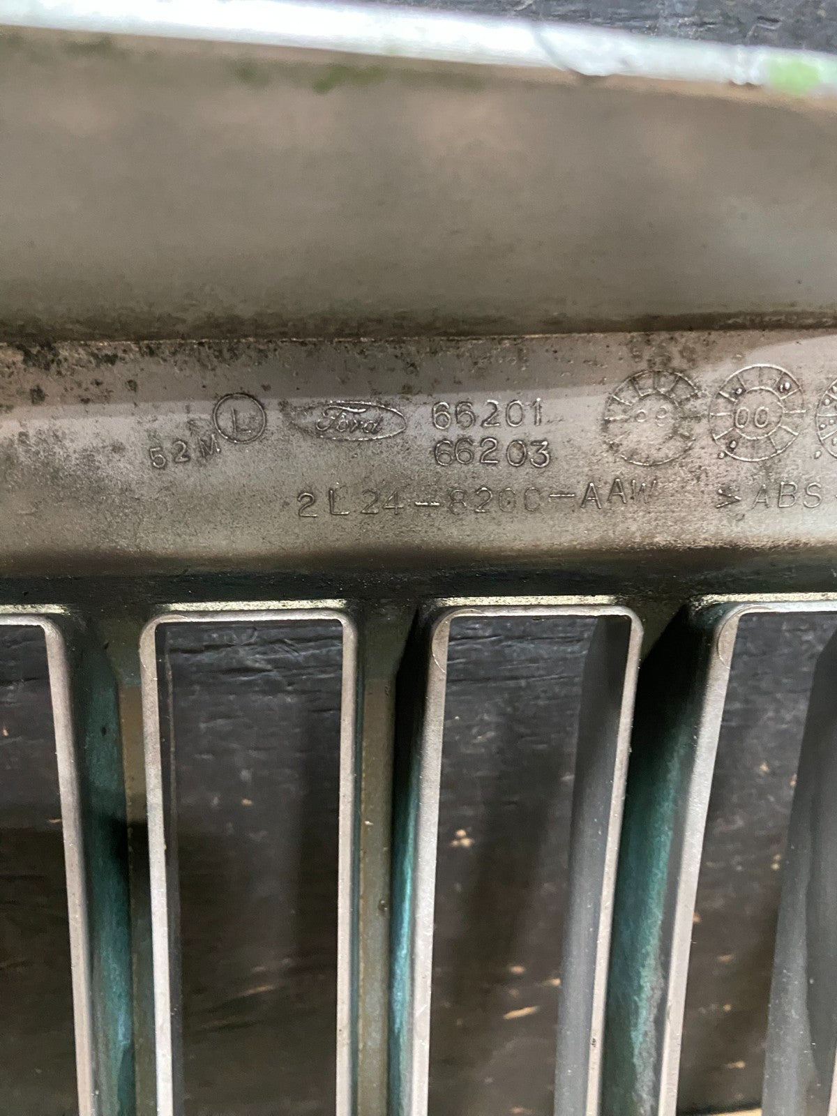 2002 to 2005 Mercury Mountaineer Front Upper Grill Grille Oem P5897 DG11