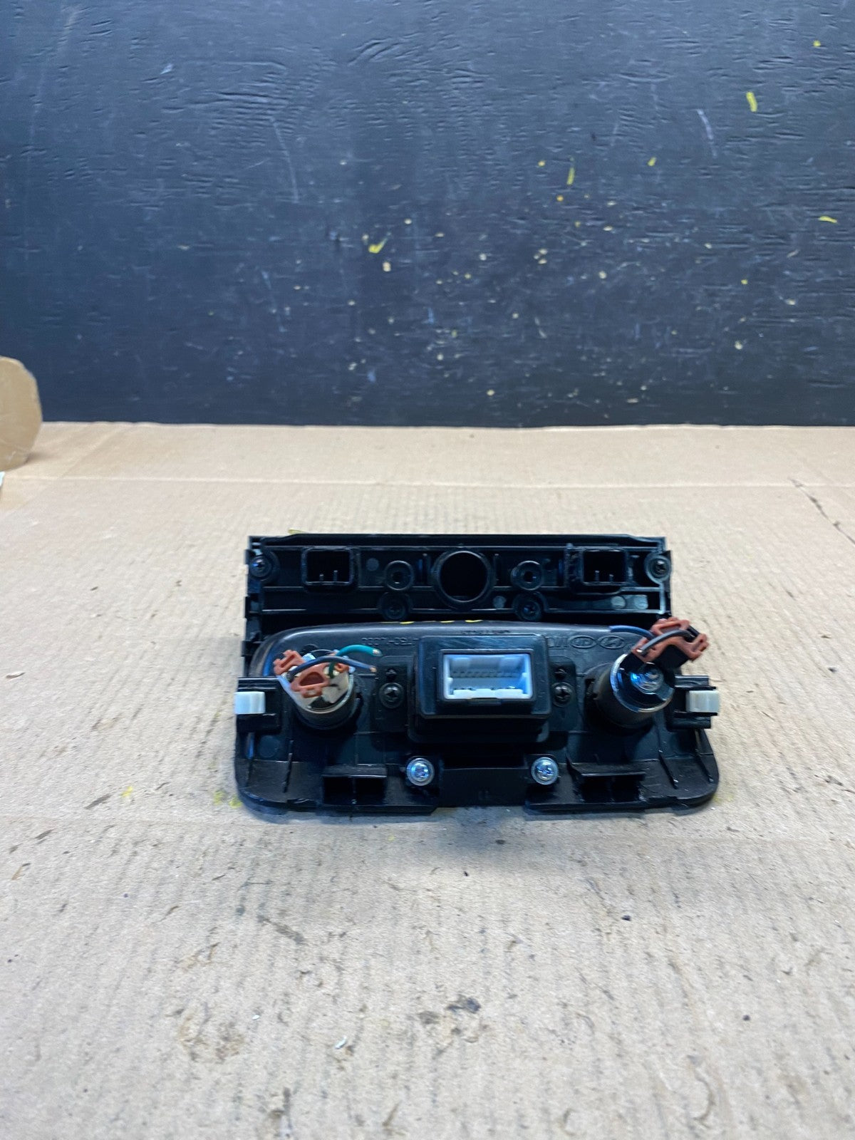 2011-2013 Kia Sorento Center Console Aux USB Power Outlet R6063 DG5