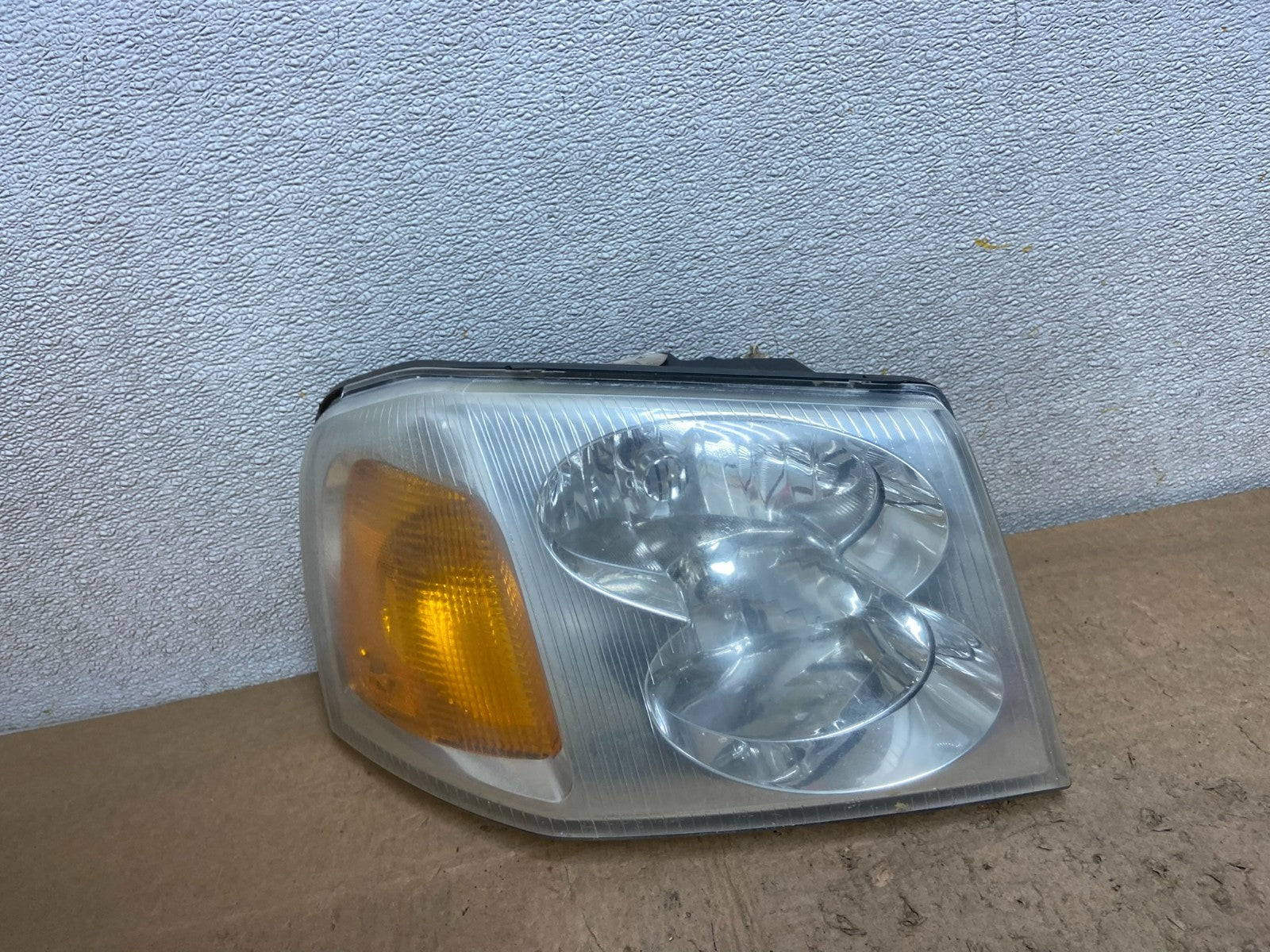 2002 to 2009 Gmc Envoy Right Passenger RH Side Headlight Halogen Y7204 DW0