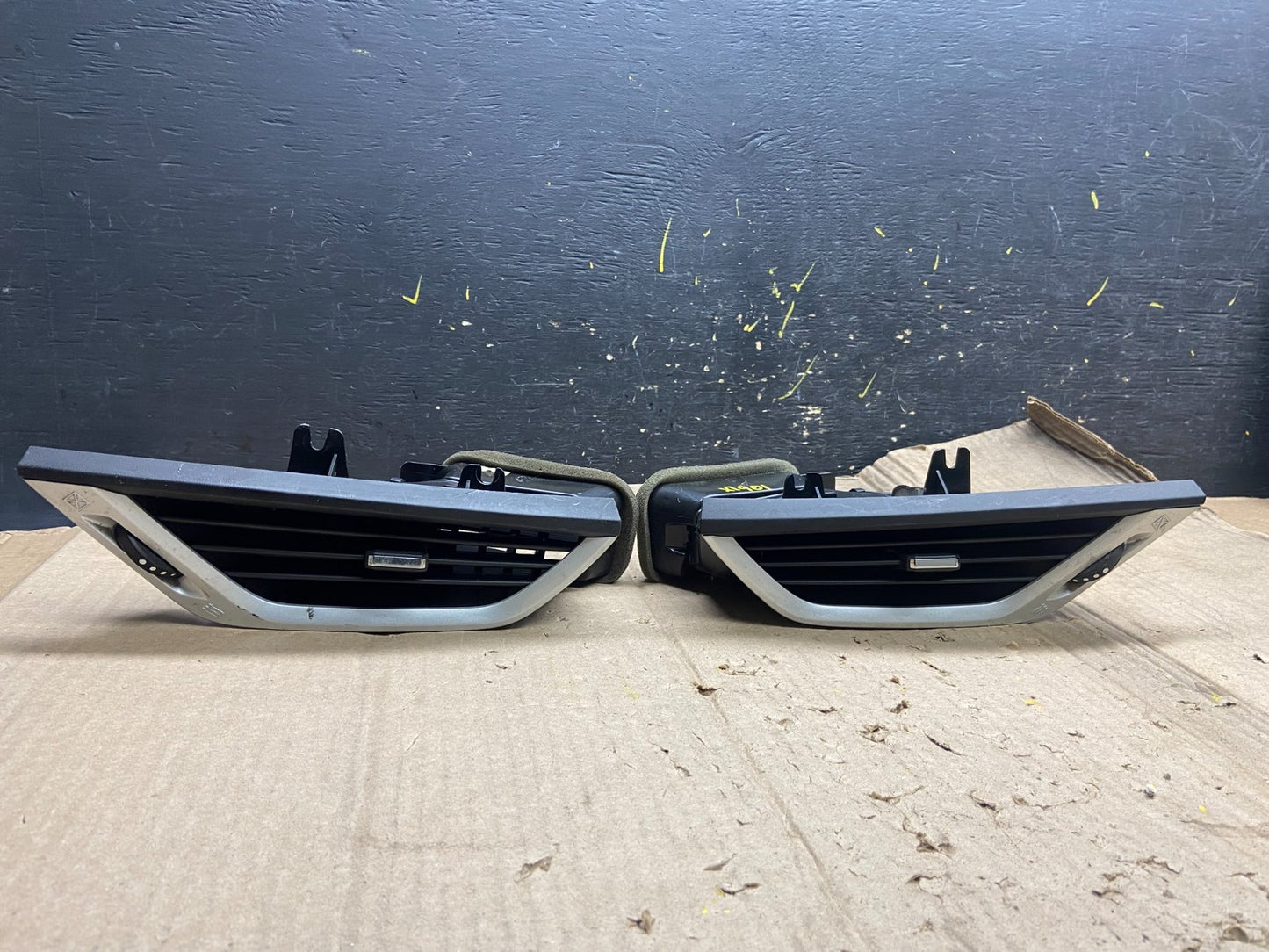 2010 to 2016 Chevrolet Equinox Left+Right  Front Dash  Air Vent Bezel X1901 DG0