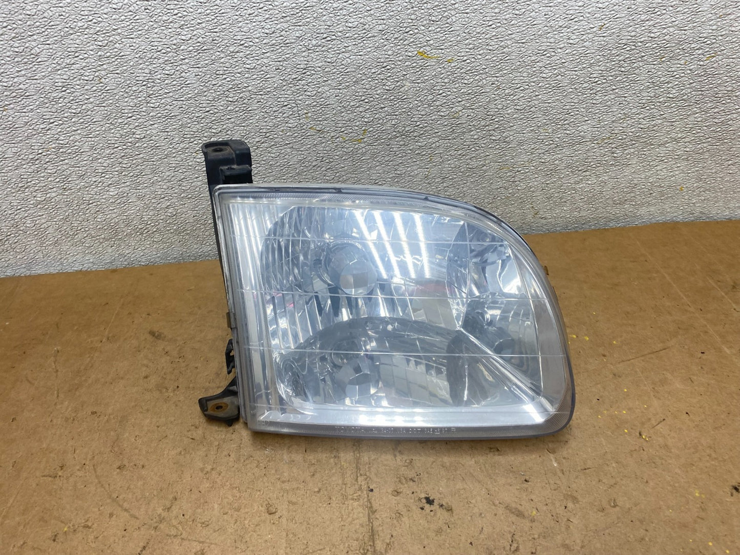 2001-2004 Toyota Sequoia Right Passenger RH Side Headlight Halogen OEM X7273 DW0