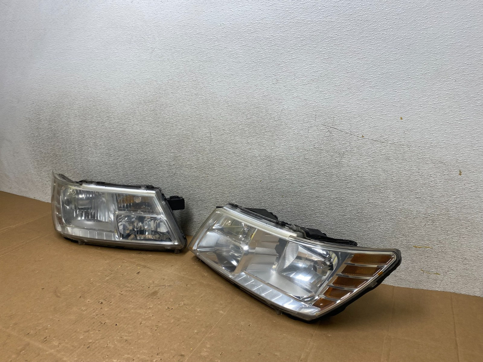 2009 to 2017 Dodge Journey Headlights Left+Right Set Halogen V4954 DW1