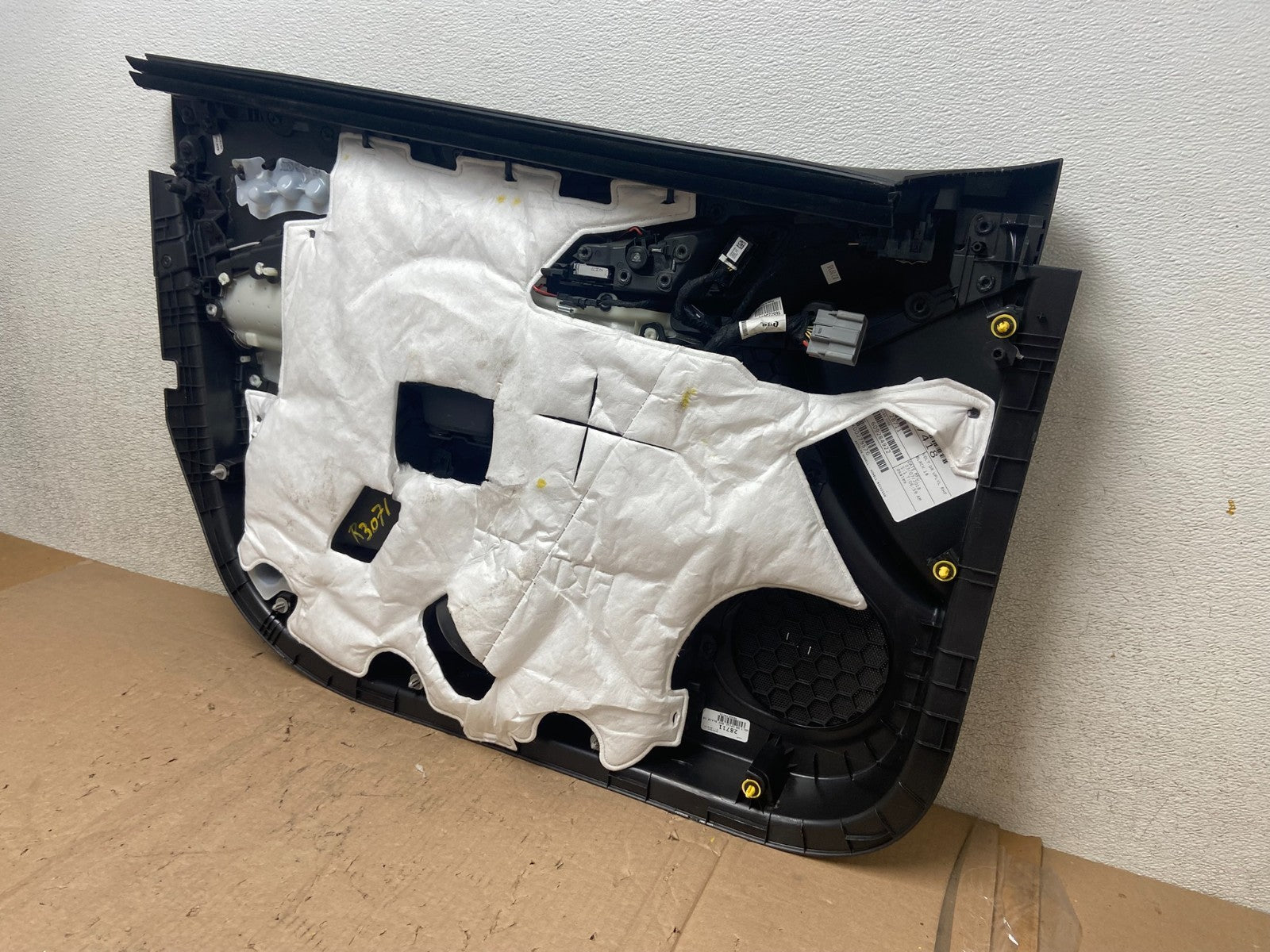 2016 to 2019 Chevrolet Volt Front Right Passenger Interior Door Panel r3071 DG7