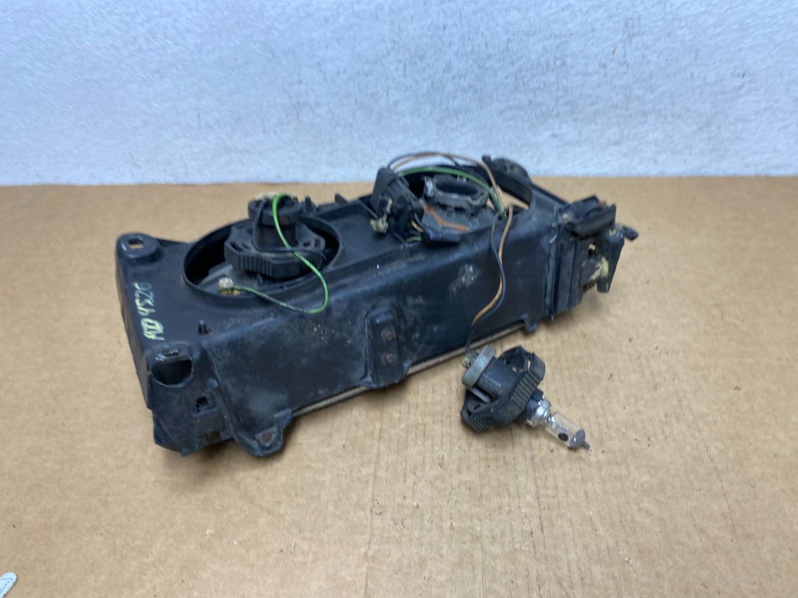 1988 to 1991 Cadillac Seville Eldorado Right Passenger Side Headlight AD4526 DW8