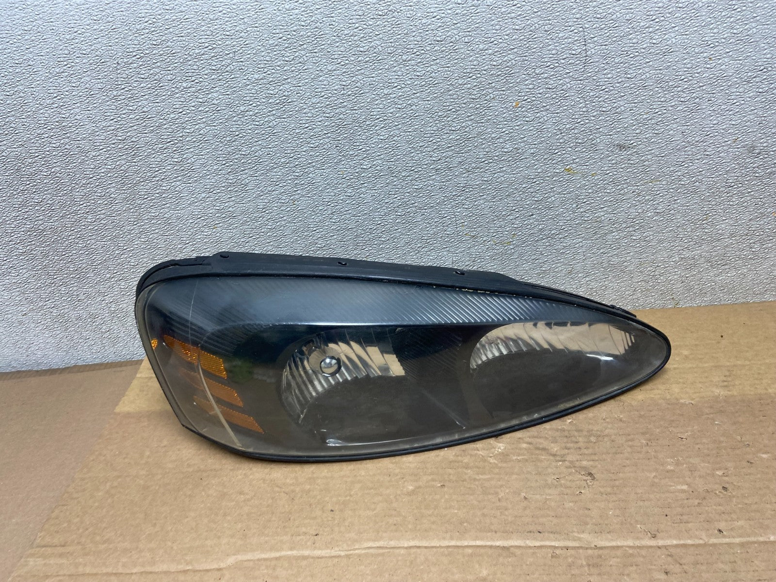 2004 to 2008 Pontiac Grand Prix Right Passenger Black Headlight AB5124 DW0