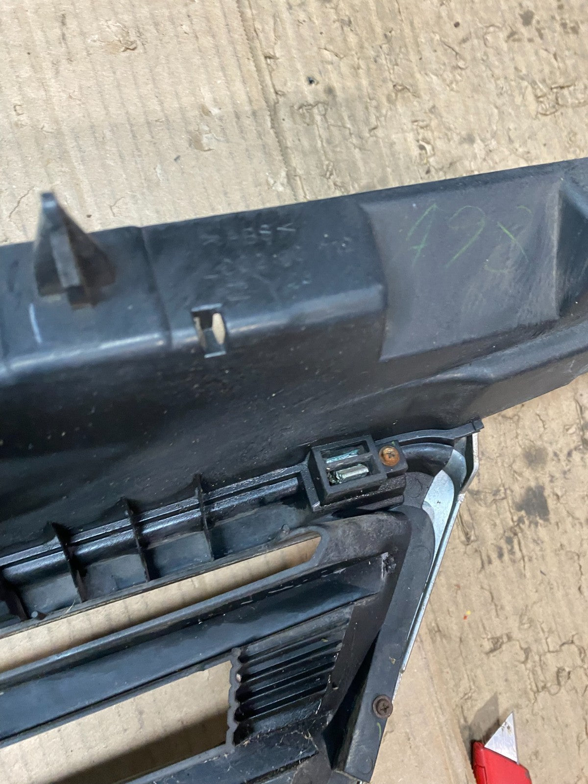 2000 2001 Mazda MPV Front Upper Grille Grill Oem X8262 DG12