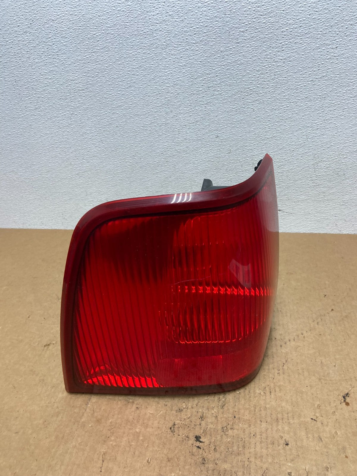 2003 to 2006 Lincoln Navigator Left Driver LH Side Tail Light OEM AC3254 DW2