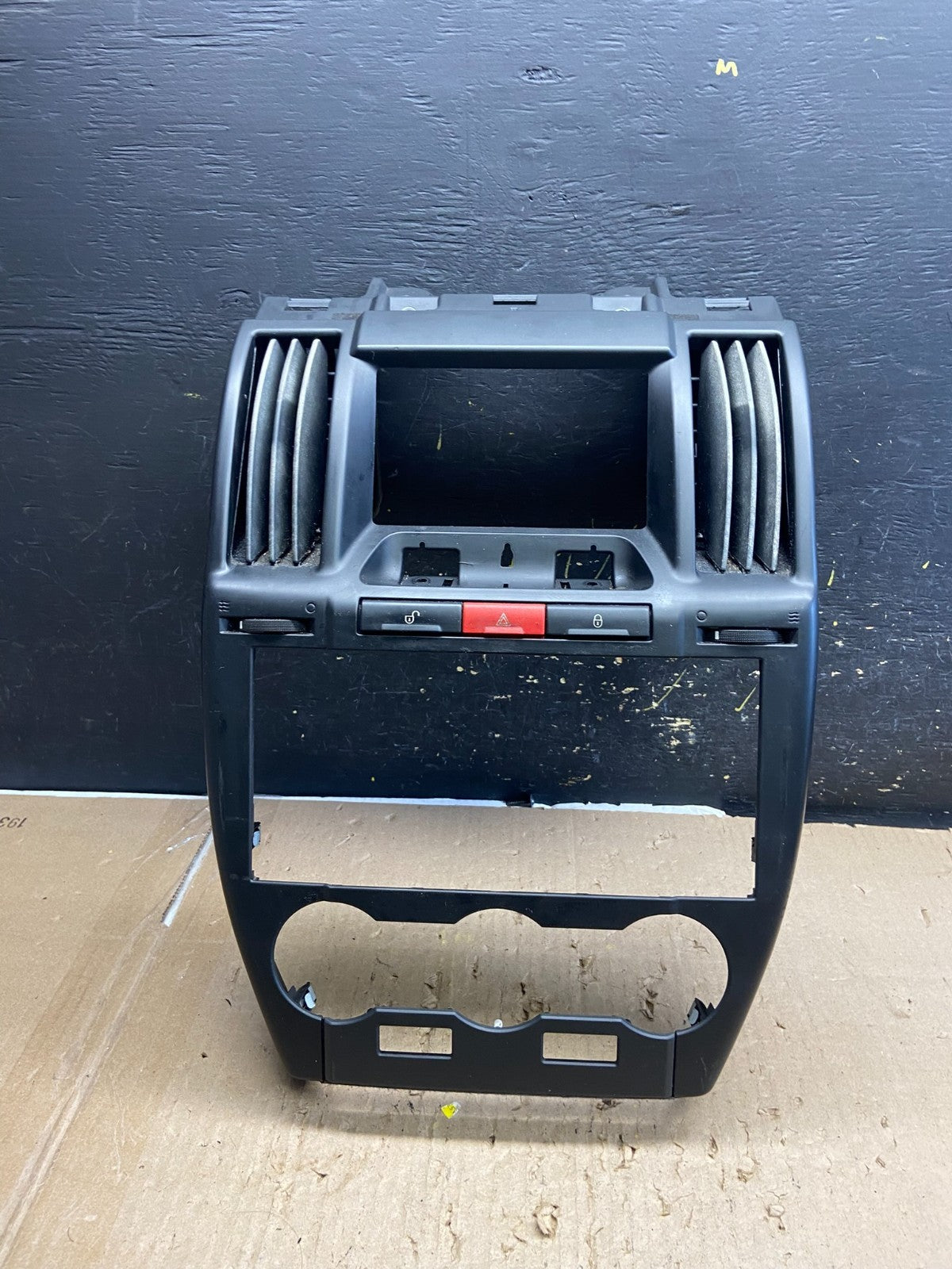 2008-2012 Land Rover LR2 OEM Center Radio Climate Dash Air Vent Bezel ab5581 DG0