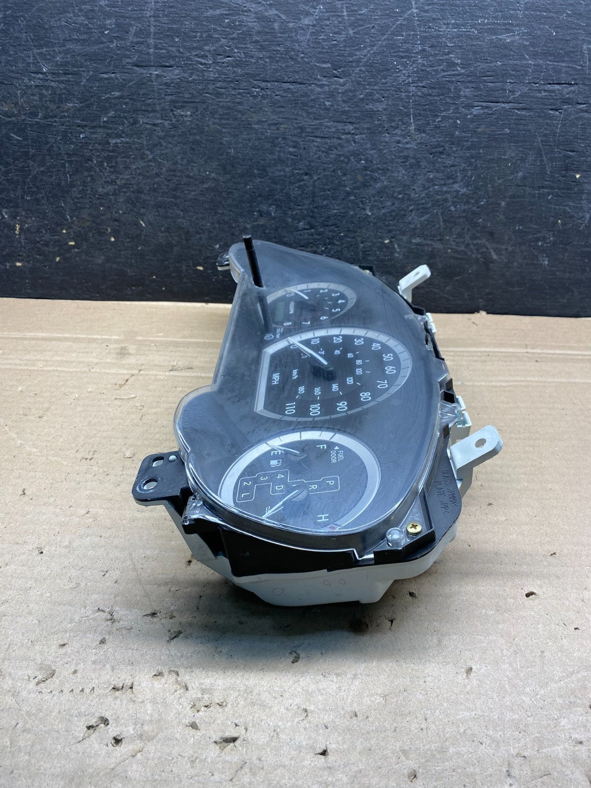 2004 2005 Toyota Sienna Speedometer Cluster Gauge AH7555 DG2
