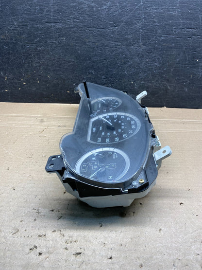 2004 2005 Toyota Sienna Speedometer Cluster Gauge AH7555 DG2