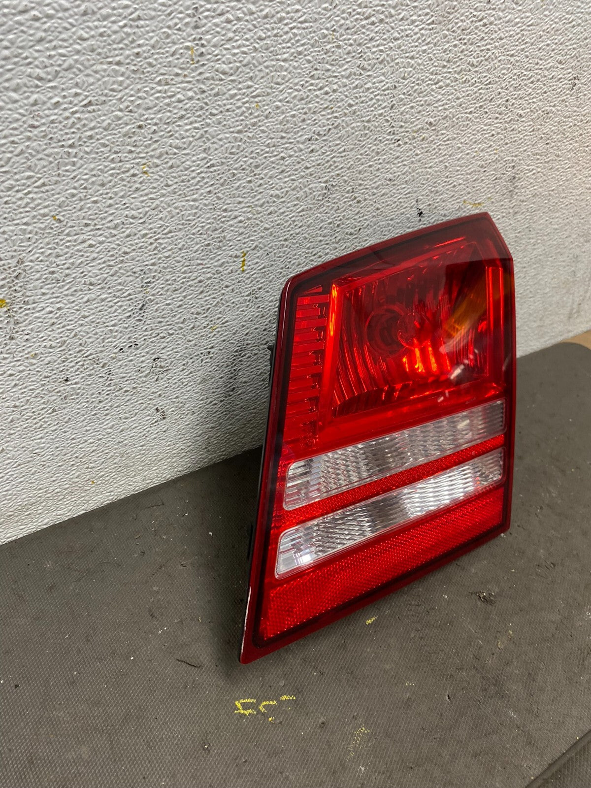NO LED 2009-2011 Dodge Journey Right Passenger side Tail Light Inner Oem A05551