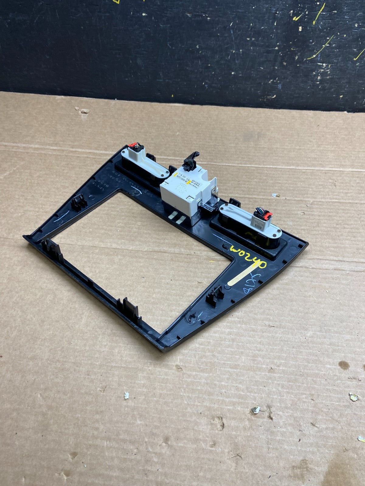 2006 to 2009 Ford Fusion Center Dash Radio Clock Bezel Trim OEM W0240 DG4
