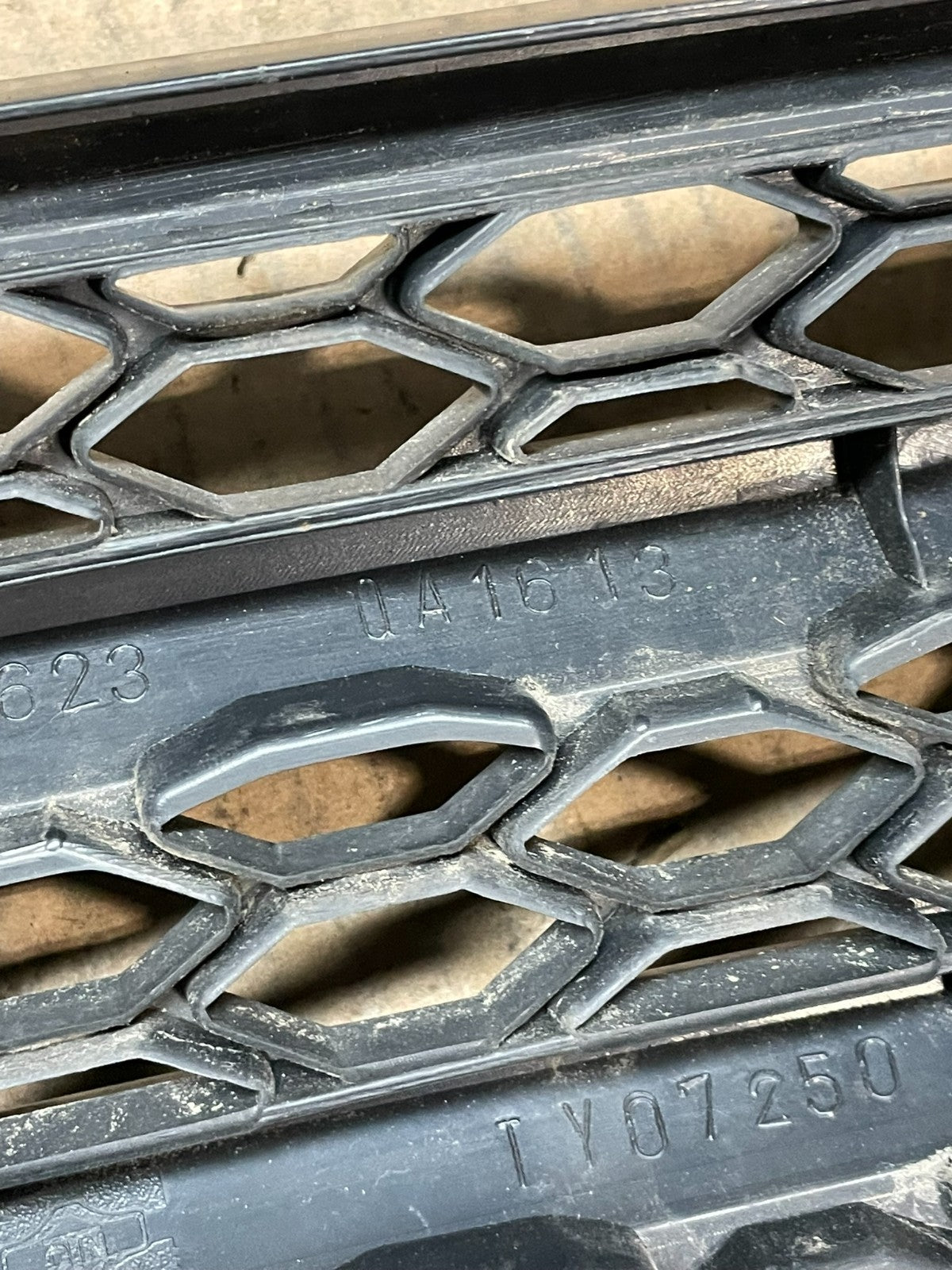 2004 2005 Toyota RAV4 Front Upper Grill Grille OEM X9764 DG13