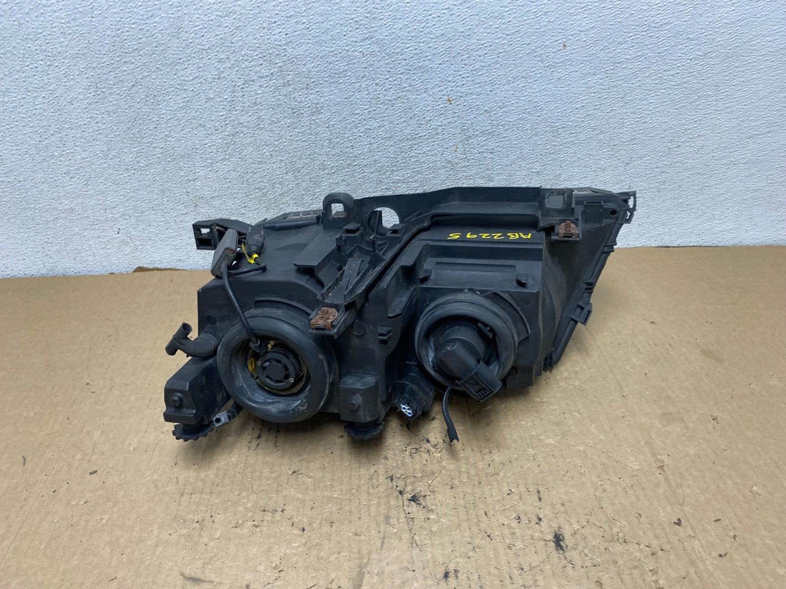 2002 to 2005 BMW 3 E46 Sedan Right Passenger RH Halogen Headlight AG2295 DW6