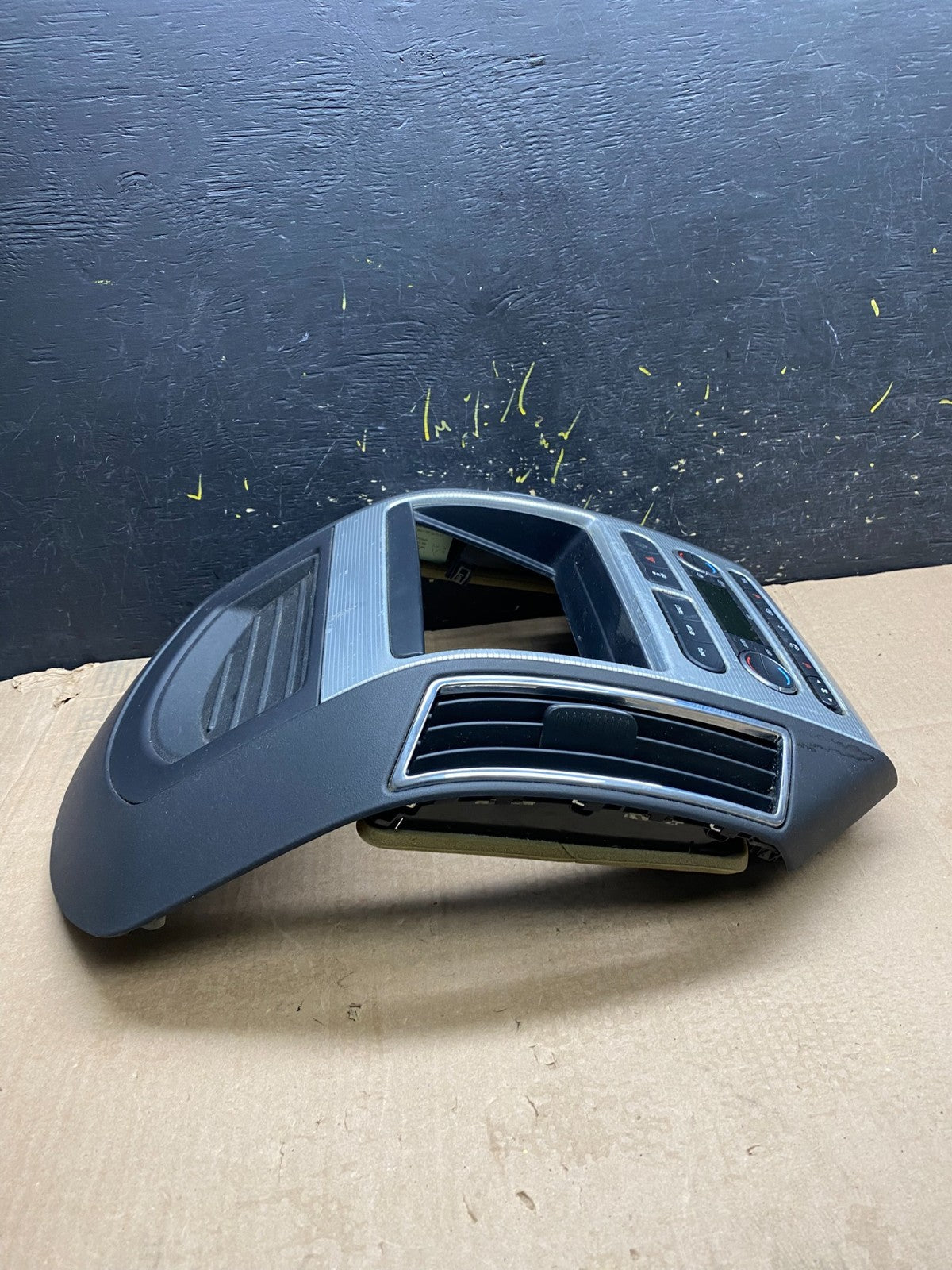 2007 - 2010 Ford Edge Heater Climate Control Radio Control Dash Bezel Y9935 DG3