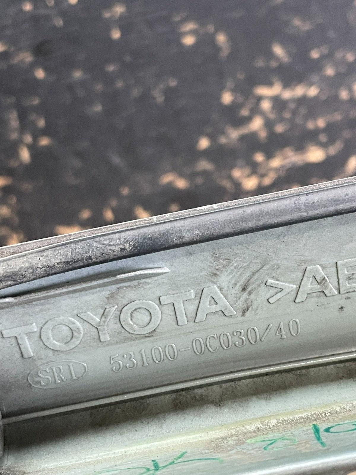 2001 to 2004 Toyota Sequoia Front Upper Grill Grille W/ Emblem Oem AB3210 DG15