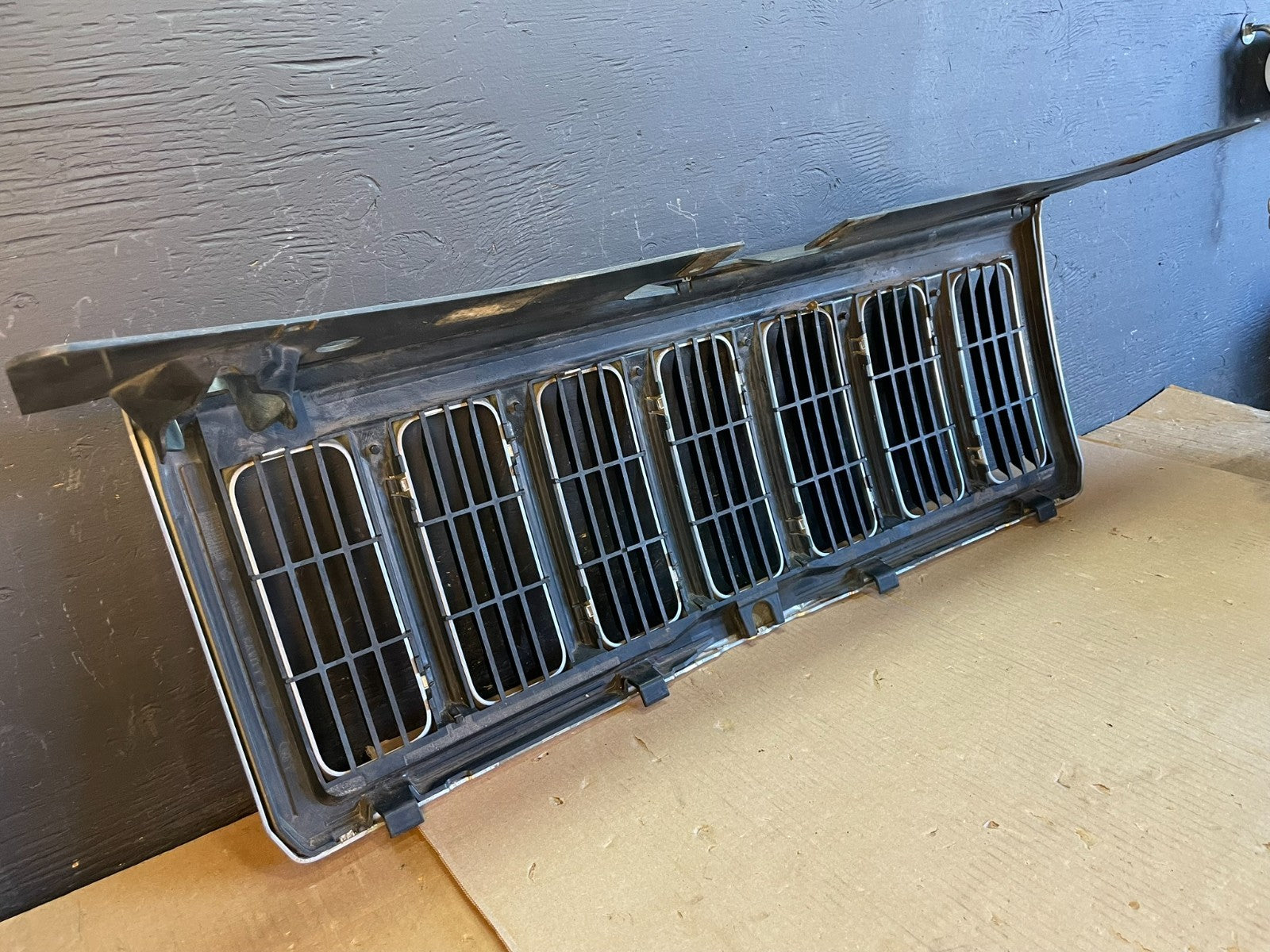 2006 to 2010 Jeep Commander Front Upper Grill Grille OEM ab7870 DG7