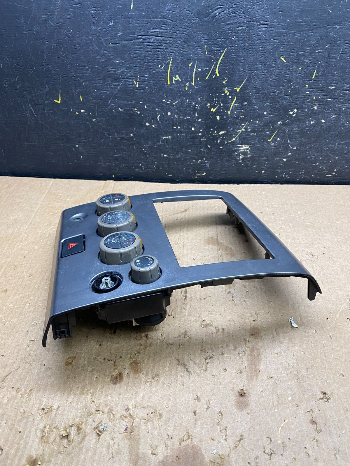 2004 - 2007 Nissan Titan Armada Radio r Climate Control Bezel Trim OEM z4520 DG4