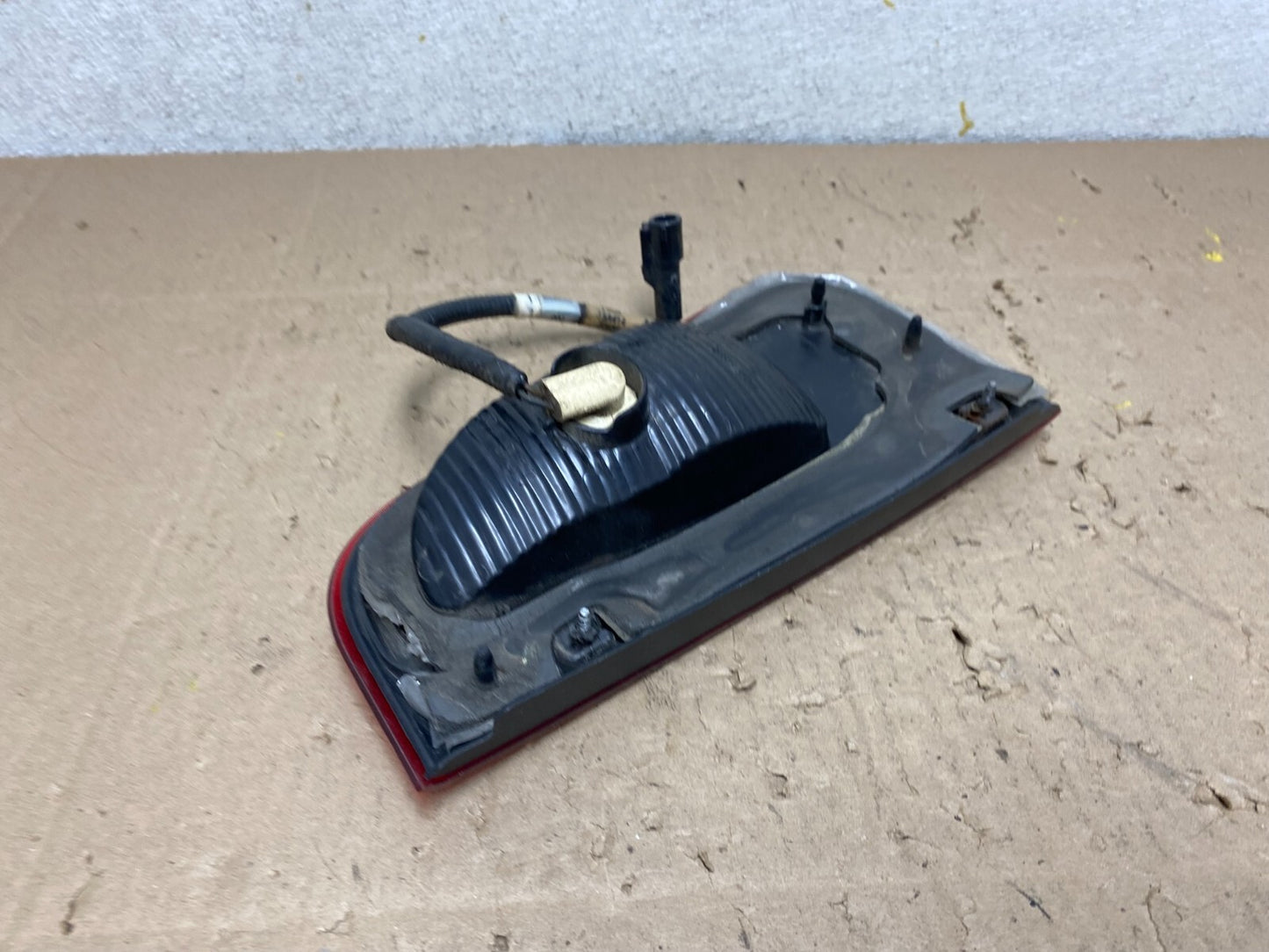 2003-2006 Lincoln Navigator Right Passenger Side Inner Tail Light OEM N3533 DW7