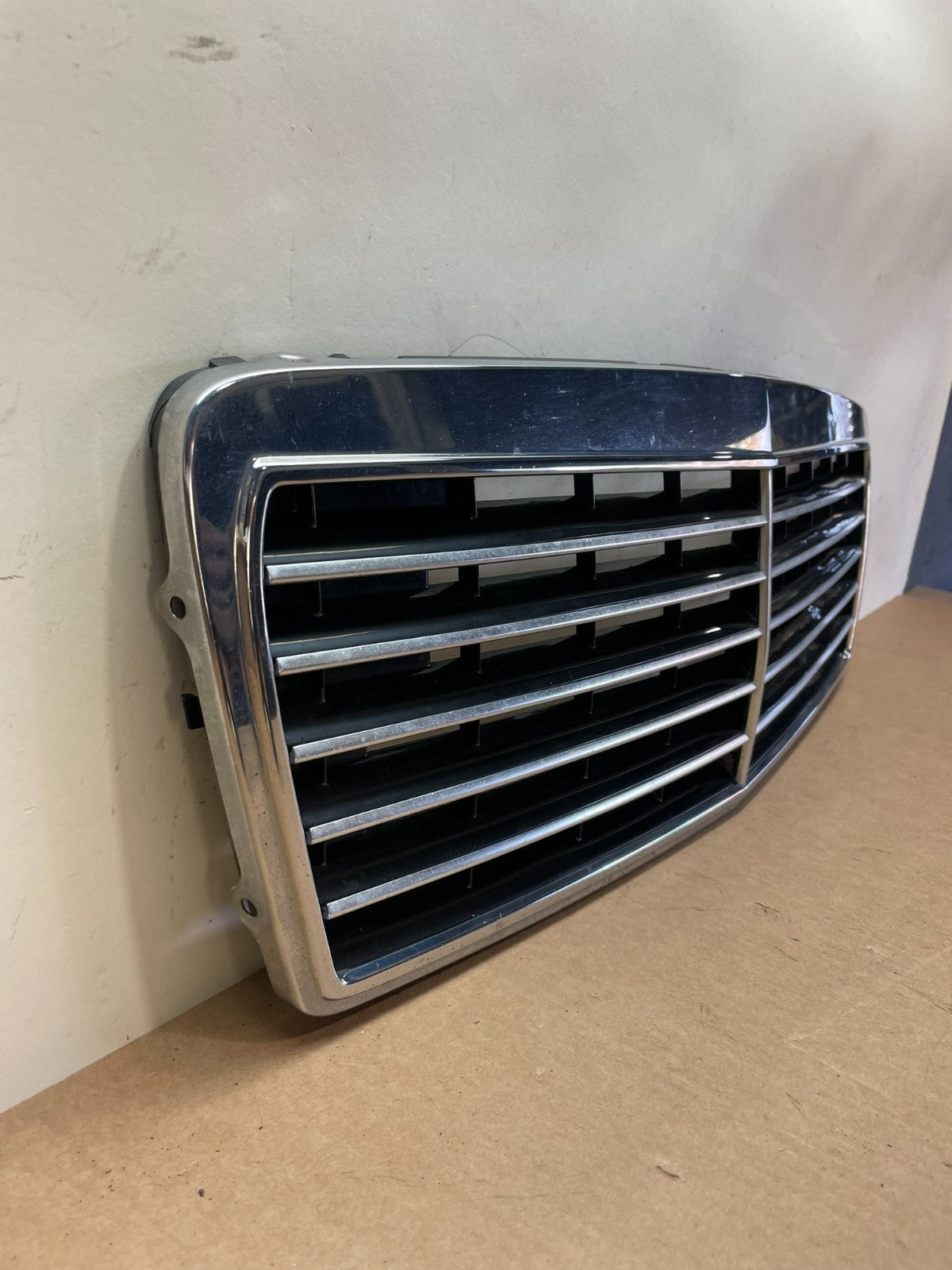 1996 to 1999 Mercedes Benz E320 Front Upper Grill Grill 2108880123 AJ1284 DG2