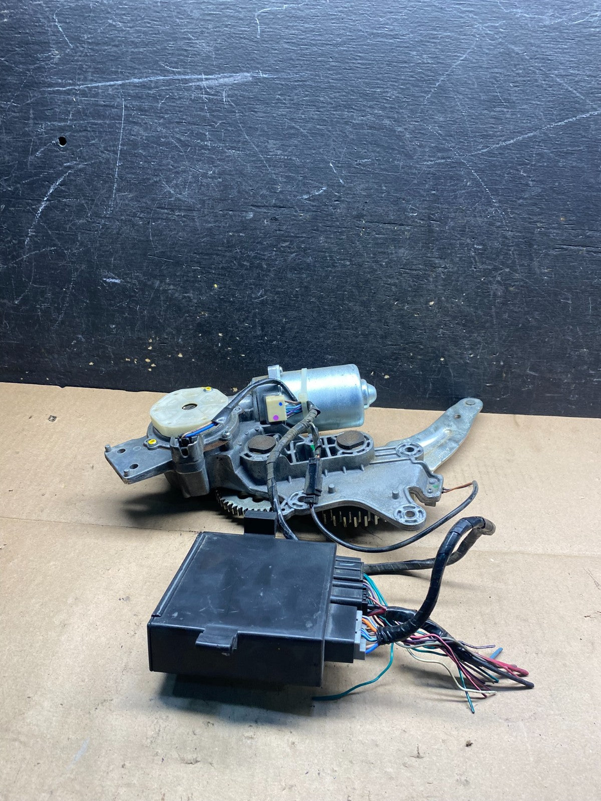 2007 2008 Acadia Enclave Escalade Suburban Liftgate Door Module Motor U1795 DG5