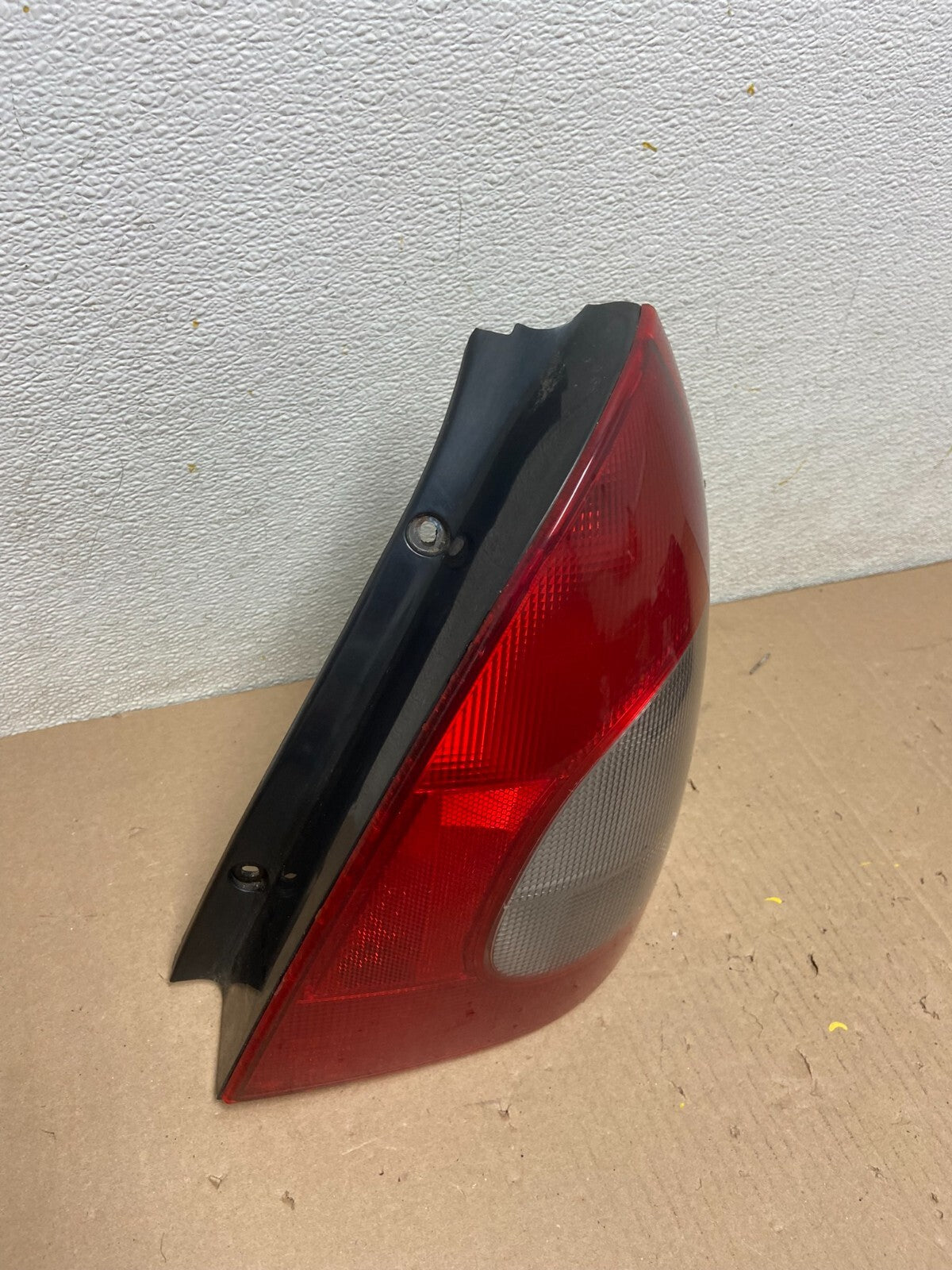 2000 to 2002 Daewoo Nubira Station Wagon Right Side Tail Light OEM E3202