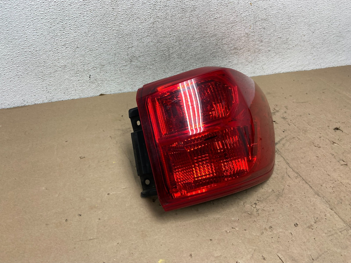 2017 - 2020 Nissan Pathfinder Right Passenger Tail light AG5596 DW2