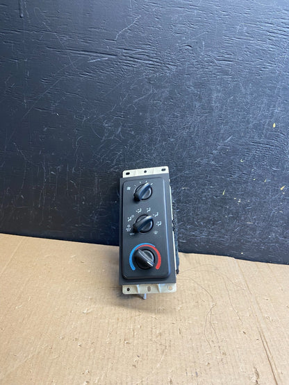 1998 - 2001 Dodge Ram 1500 2500 A/C Heater Climate Control AE3810 DG0