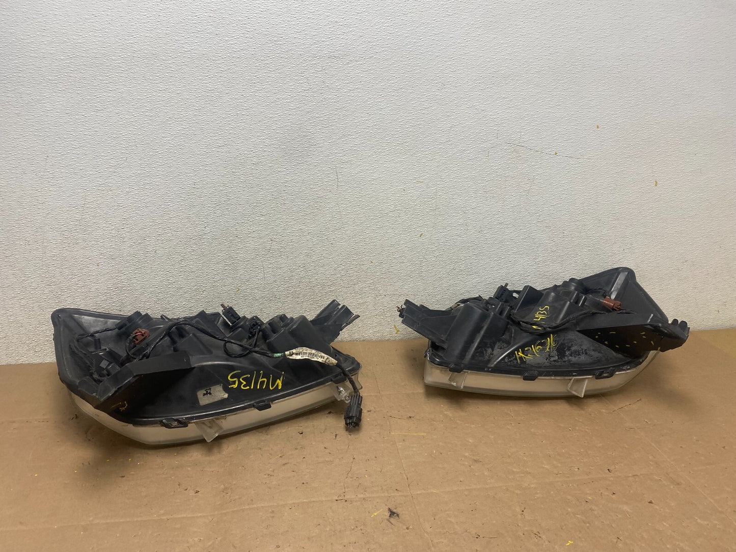 2004 to 2007 Nissan Armada Left+Right Side Set Headlights Oem M4135 DW19
