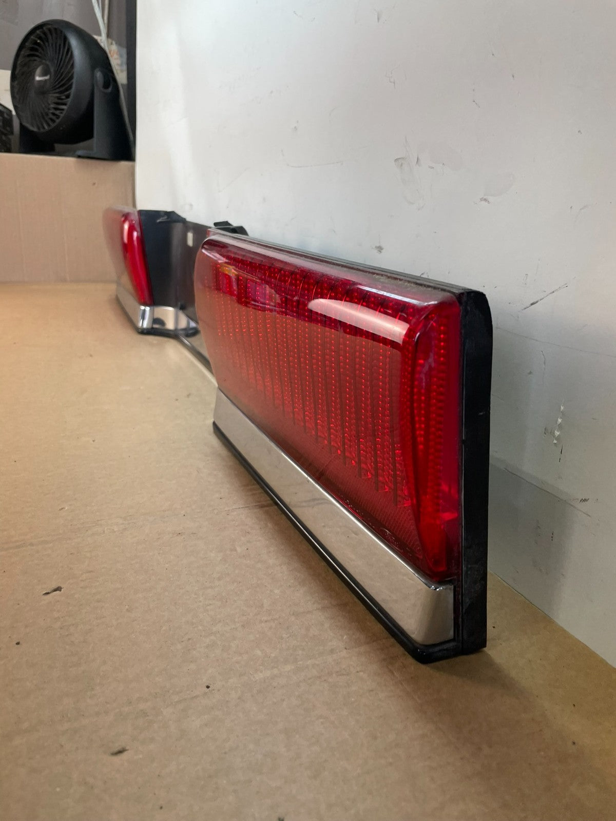 1990 to 1993 Lincoln Continental Center Trunk Tail Light AG2869 DG1