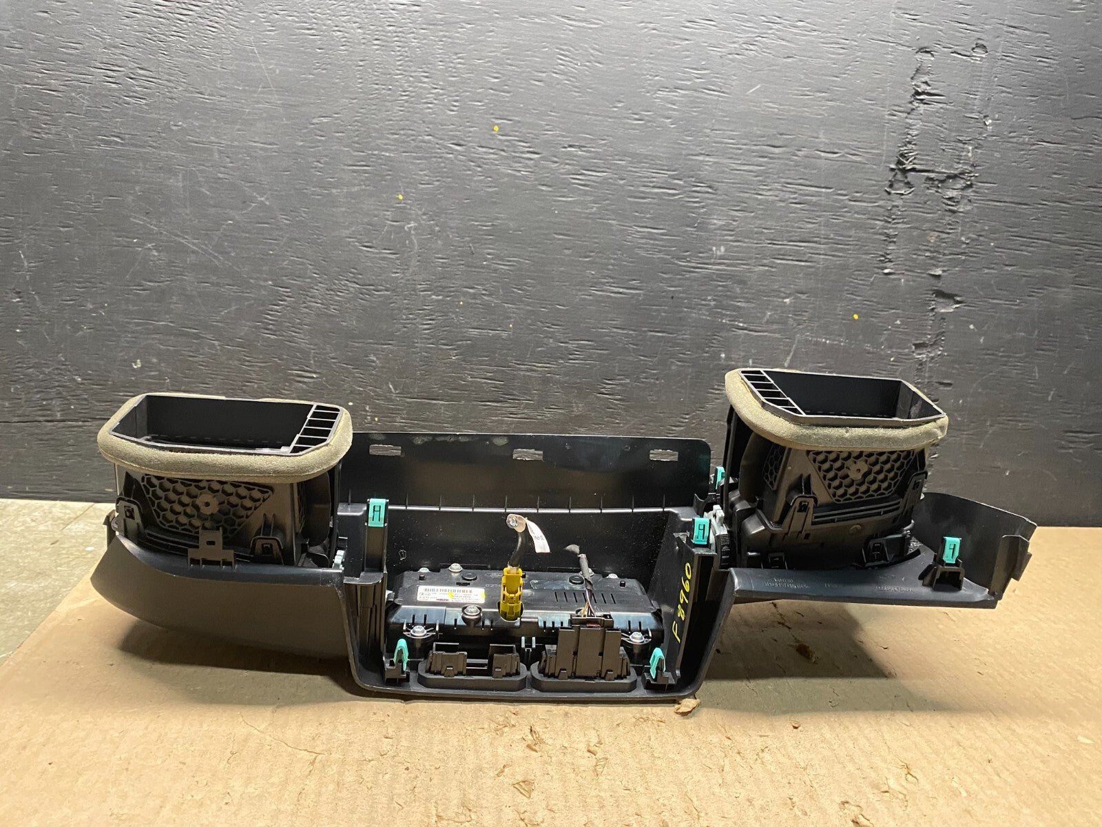 2020 to 2023 Ford Explorer Console Radio Display Screen Air Vents F8960 DG15