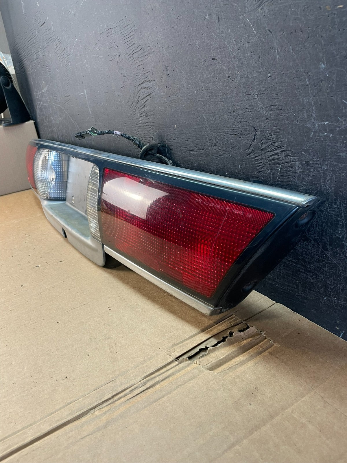1997 1998 1999 Buick Lesabre Trunk Rear Center Tail Light Panel AE8376 DW1