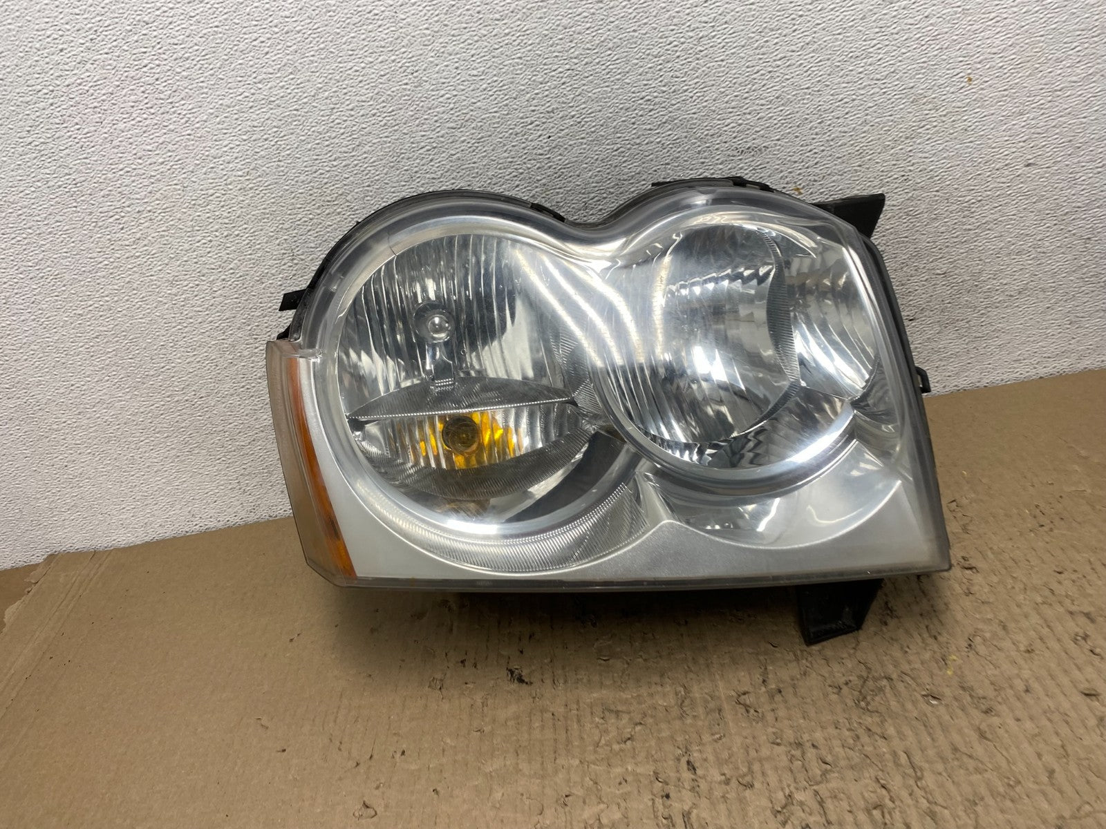 2005-2007 Jeep Grand Cherokee Right Passenger RH Halogen Headlight AF7194 DW0