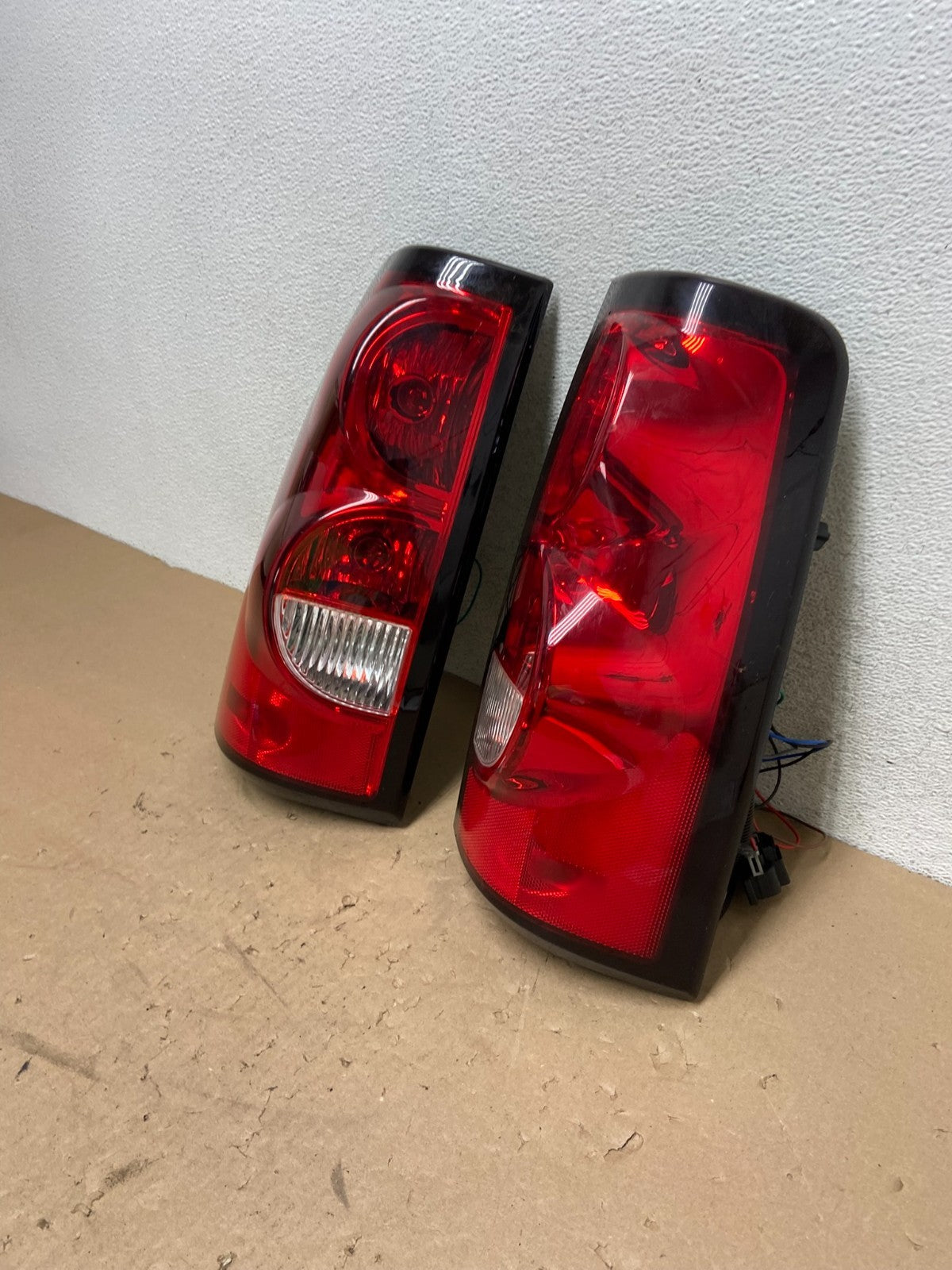 2003-2006 Chevrolet Silverado Left + Right Side Tail lights AG4279 LK1