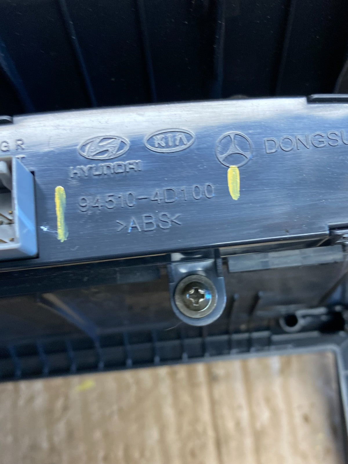 2006-2012 Hyundai Entourage Sedona Center Radio Clock Bezel Air Vent AG0200 DG5