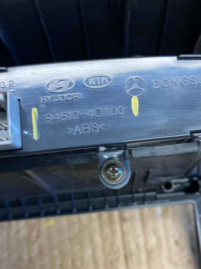 2006-2012 Hyundai Entourage Sedona Center Radio Clock Bezel Air Vent AG0200 DG5