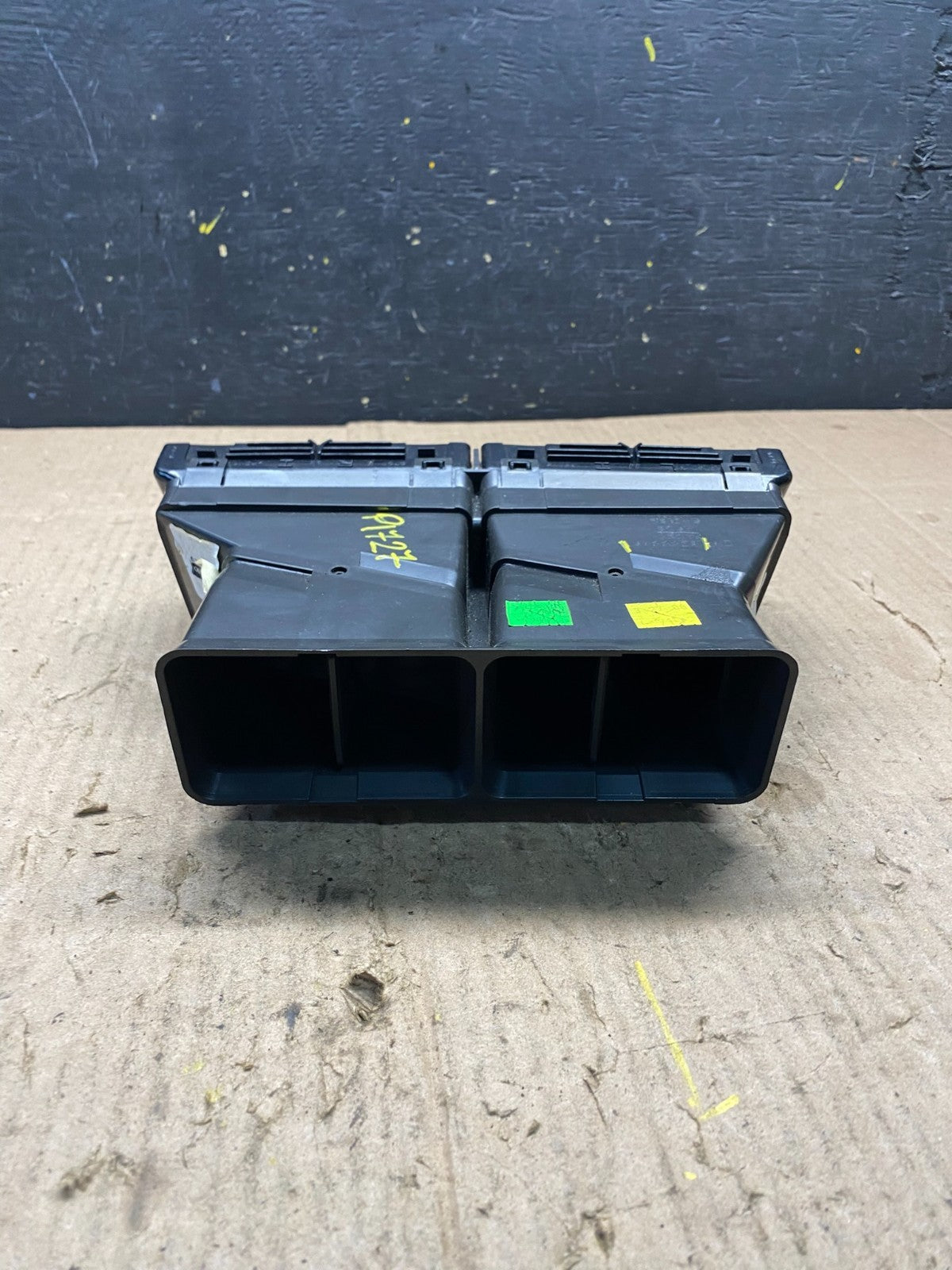 2007 to 2010 Saturn Outlook Dashborad Center Air Vent OEM p1727 DG3
