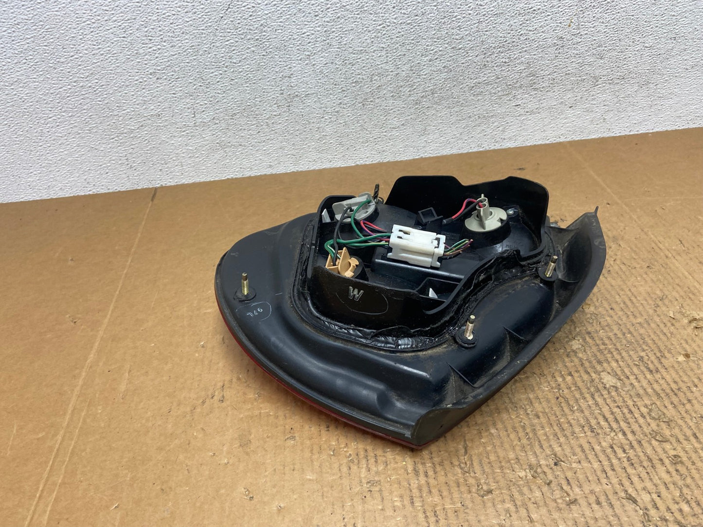 2000 to 2001 Nissan Maxima Left Driver Lh Side Tail Light AE2604 LK4