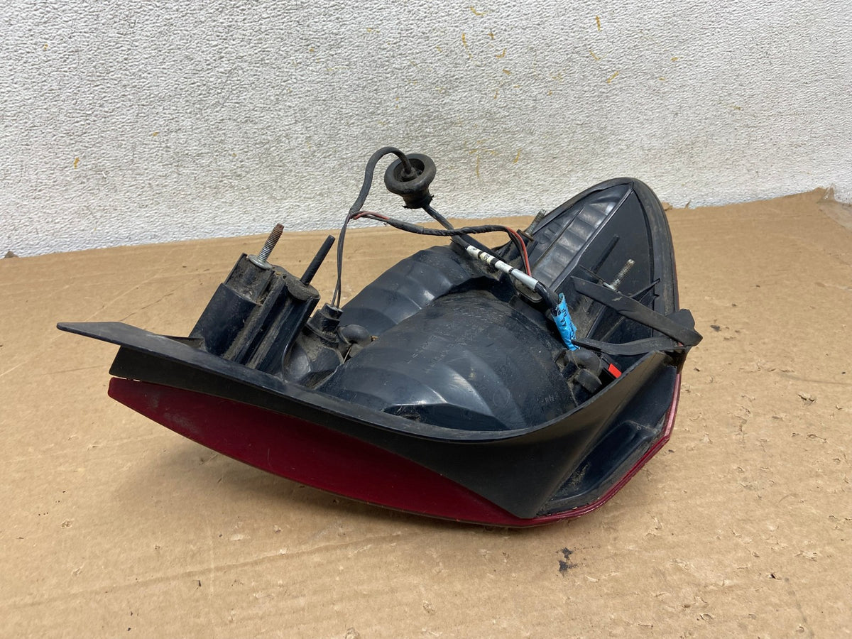 2004 2005 2006 2007 Ford Taurus Right Passenger Side Tail Light AH8983 LK5