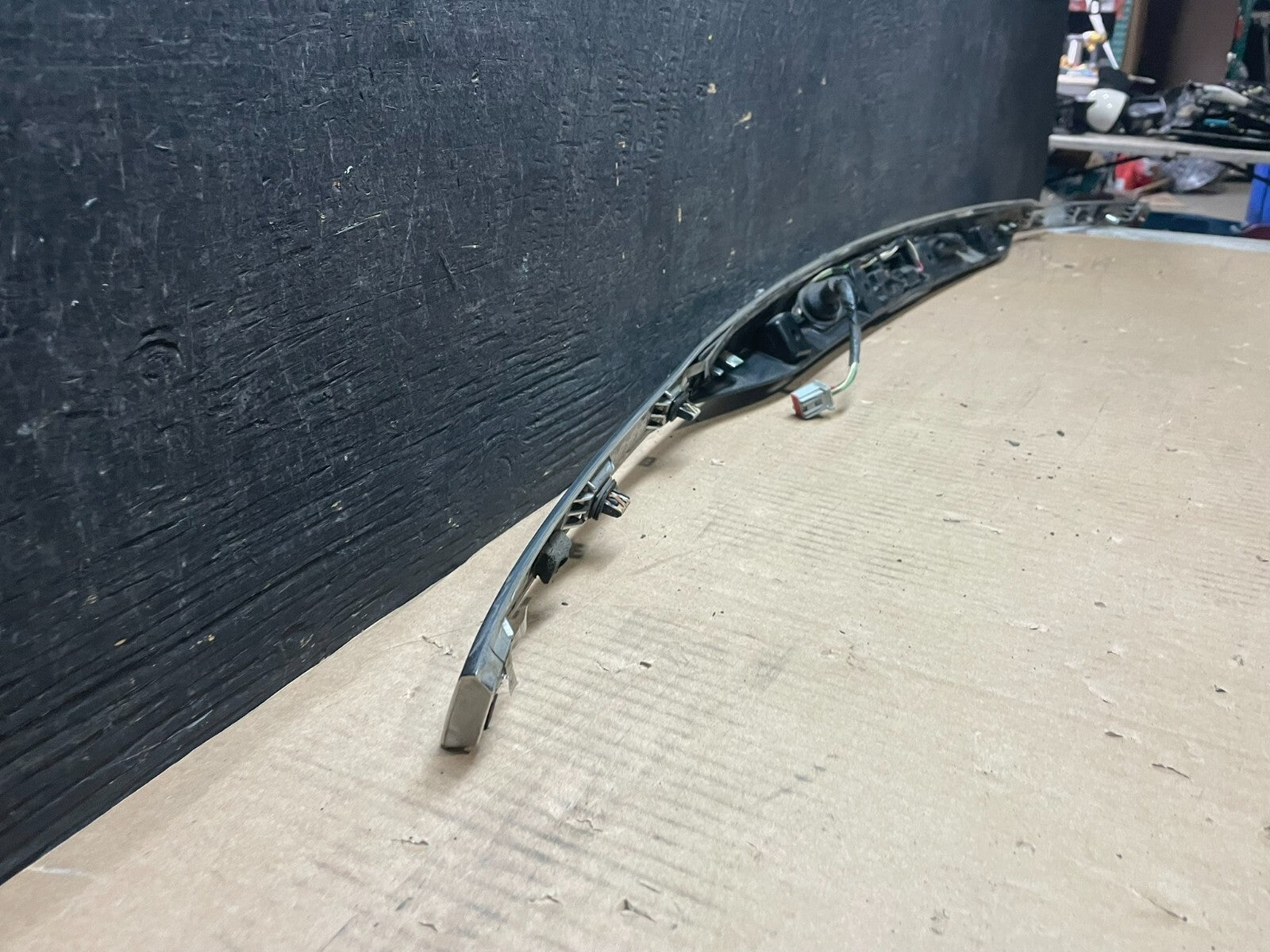 2011 to 2014 Ford Explorer Rear Tailgate Gate Trim Molding With Camera L9254 DG14