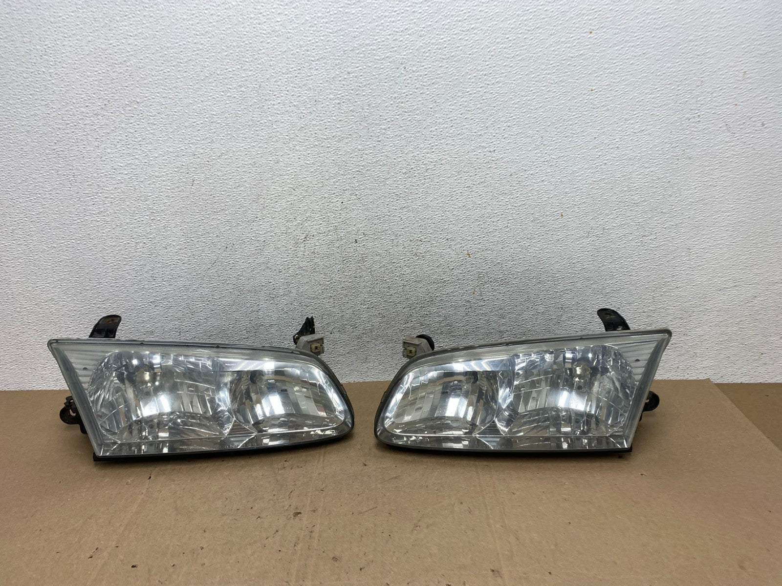 2000 to 2001 Toyota Camry Front Left+Right Side Headlights AE5979 DW0