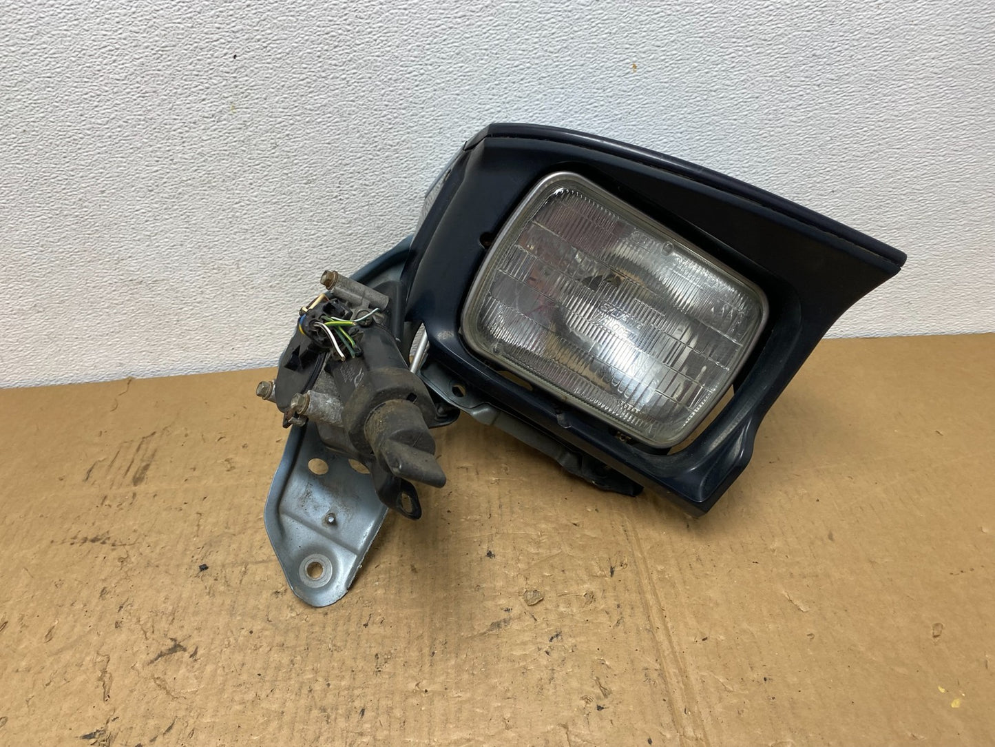 1990-1993 Toyota Celica Right Passenger Headlight Complete With Motor AC8117 DW0