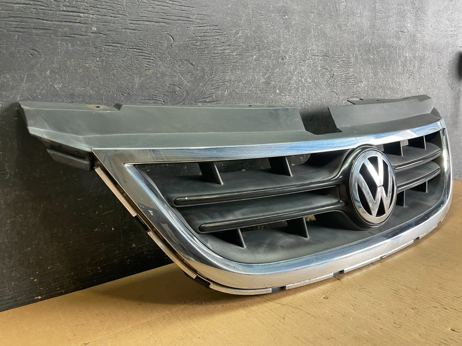2009 to 2014 Volkswagen Routan Front Upper Grill Grille OEM z8242 DG1