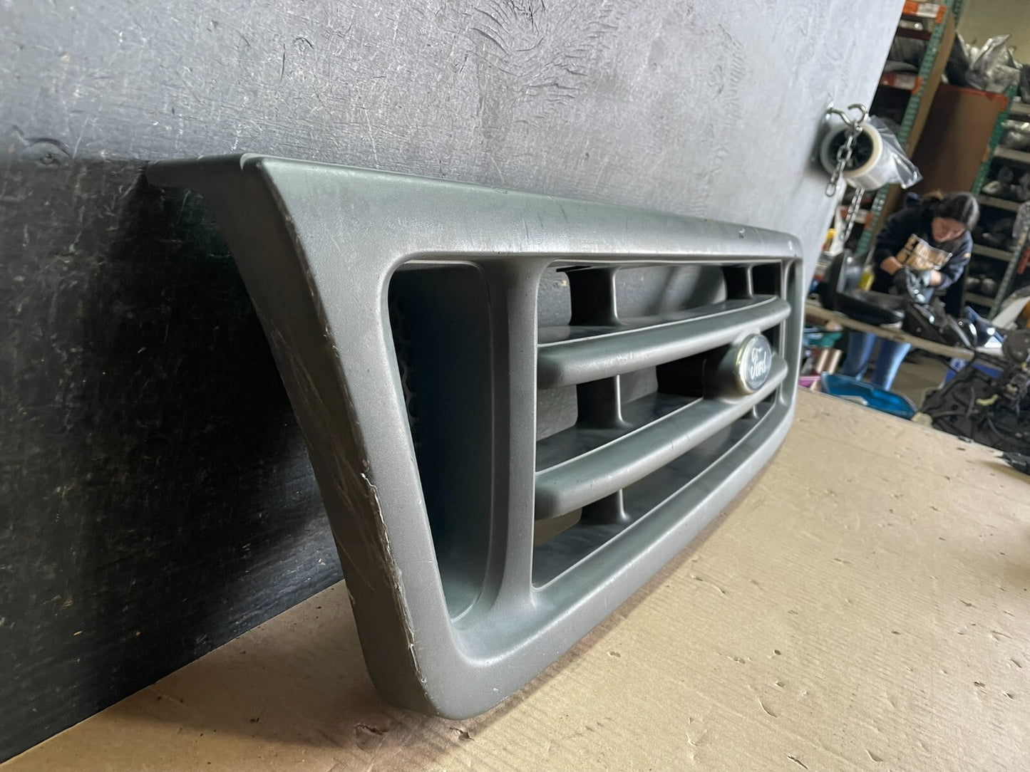 2003 to 2007 Ford Econoline E150 E250 E350 Front Grille Grille L9191 OEM DG2