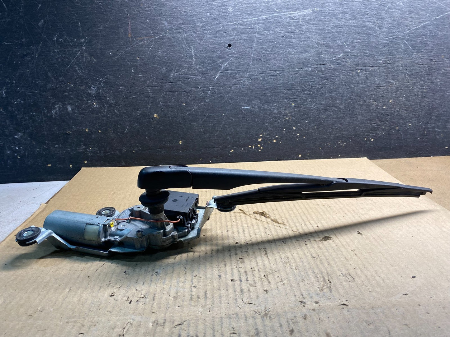 2004 to 2010 BMW X3 E83 Rear Windshield Wiper Motor OEM Z4742  DG3