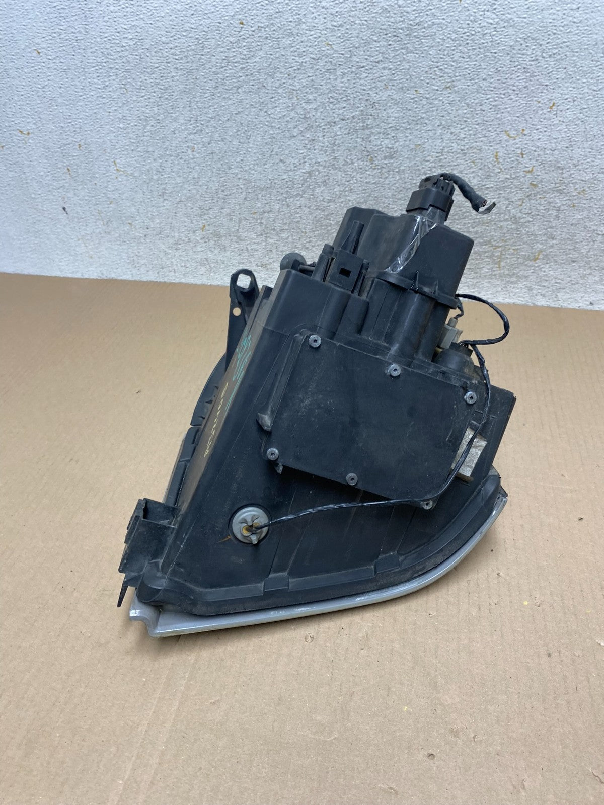 2004 to 2009 Cadillac SRX Right Passenger Side Halogen Headlight AJ2405 DW8